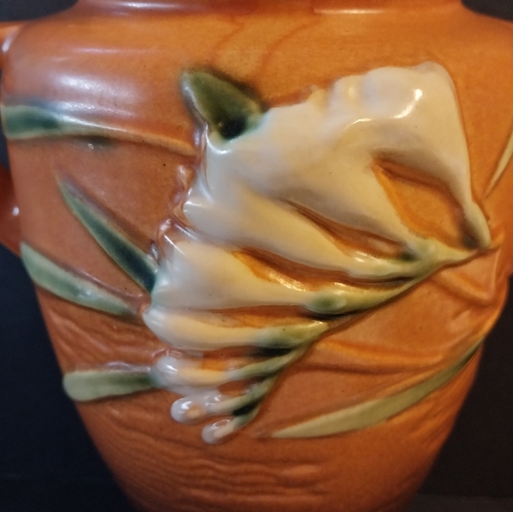 Roseville Pottery Freesia Tangerine 8" Footed Vase (121-8") - Picture 7 of 9